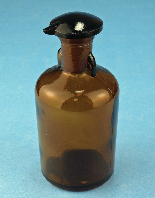 Karl Hecht Braune Glastropfflasche mit f